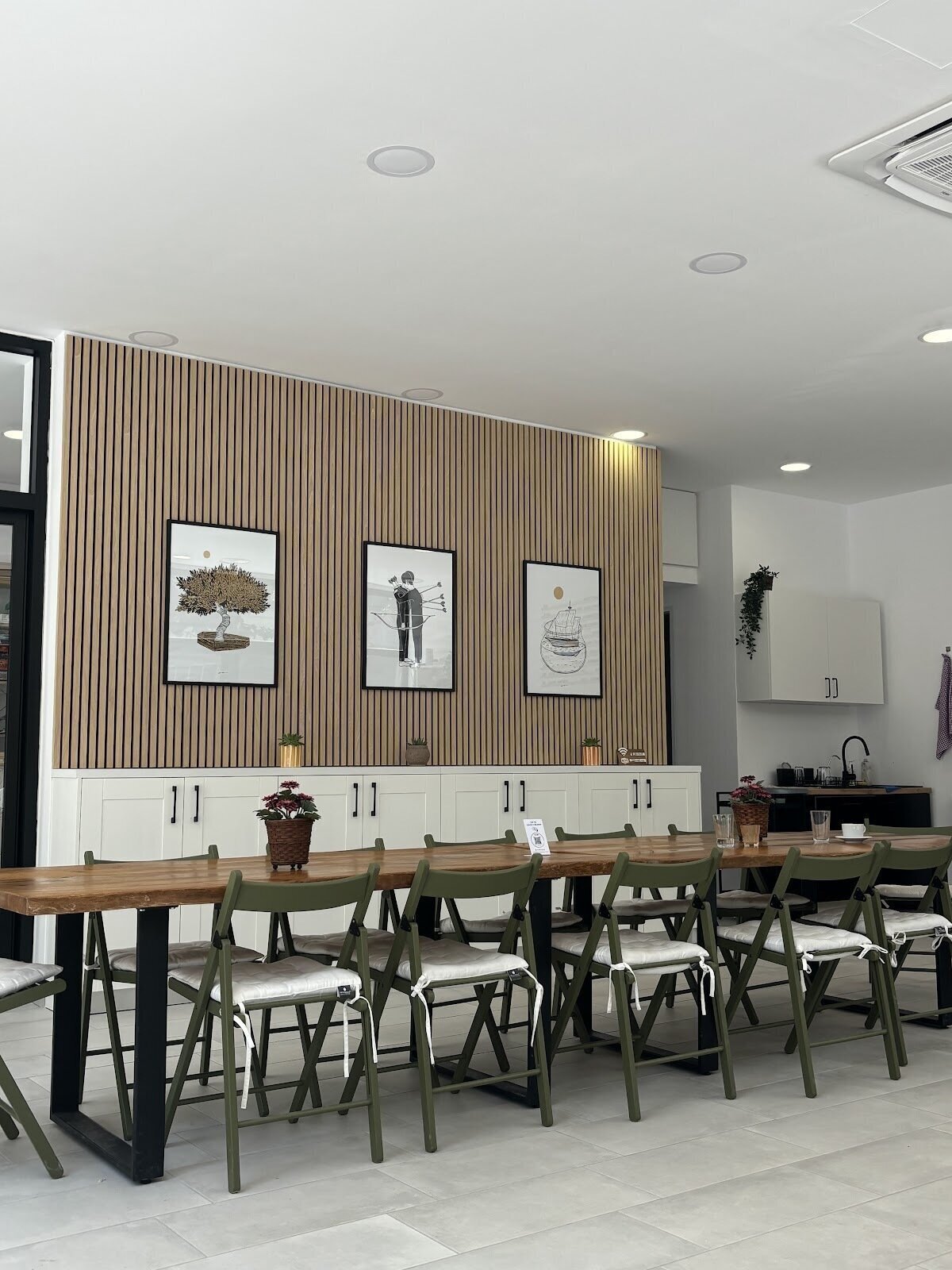 <span class="translation_missing" title="translation missing: en.meta.location_title, location_name: URA Specialty Coffee &amp; Kuvend, city: Vlora">Location Title</span>