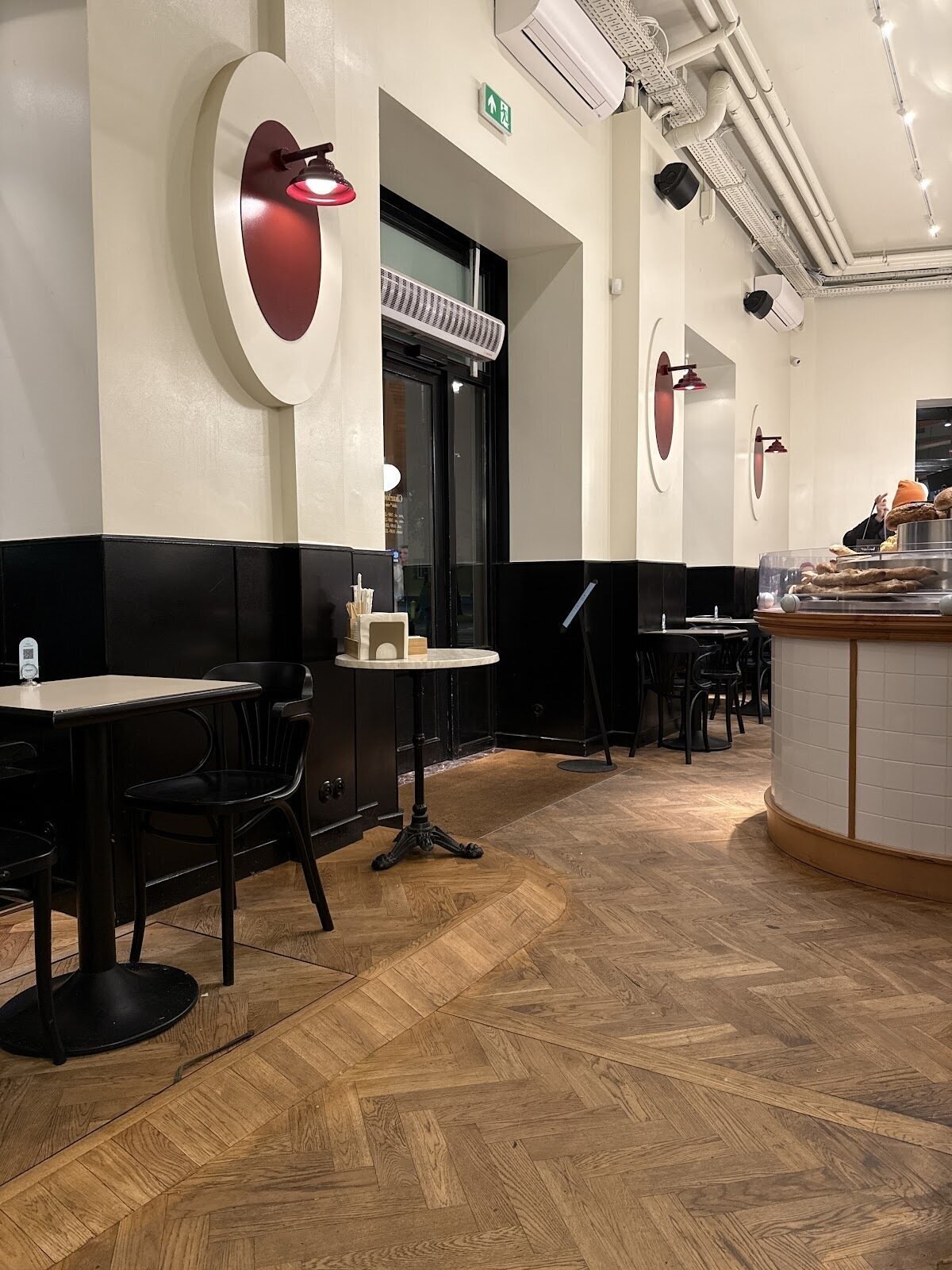 <span class="translation_missing" title="translation missing: en.meta.location_title, location_name: Charlotte Żoliborz, city: Warsaw">Location Title</span>